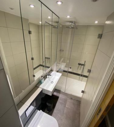 Chic 1BD Flat wPatio - 2 Mins from Baron's Court!