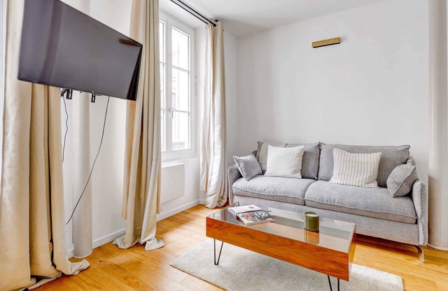 Chic 1BR Flat by the Eiffel Tower Sleeps 4