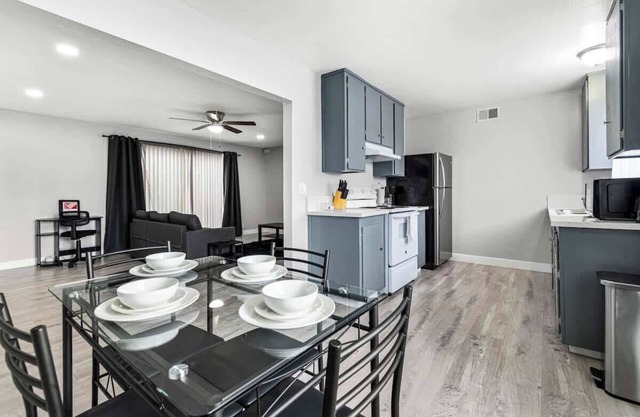 Chic 2-Bed Oasis, Sleeps 6! Minutes From Strip!