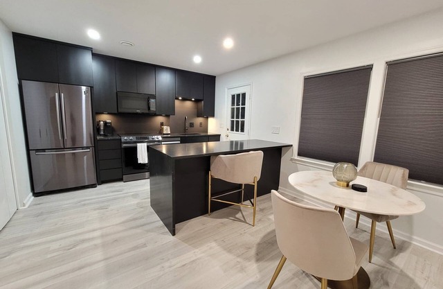 Chic 2 bedroom, 1 bathroom near Fort Jackson, hospitals, and USC