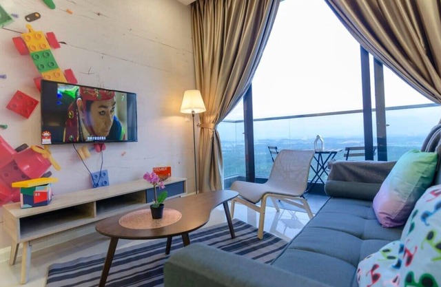 Chic 2BR DPristine 9 next to Legoland FREE Parking