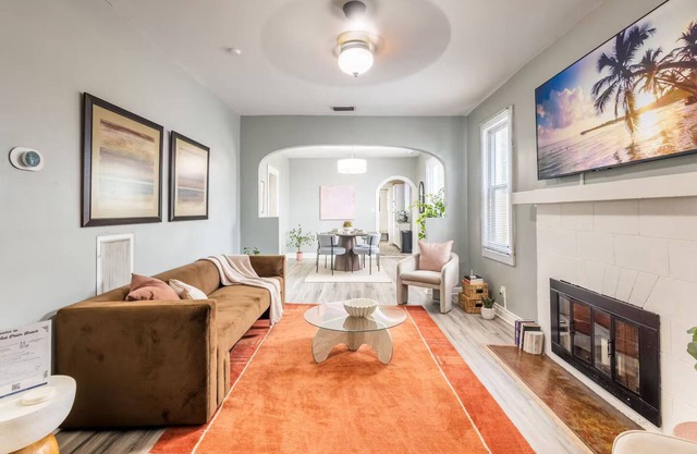 Chic 2BR Palm Breeze Retreat Coastal Style Near Beaches & Downtown WPB