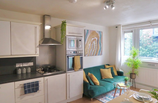 Chic 4-Bed pad in trendy Clerkenwell w/balcony and walking distance to tube