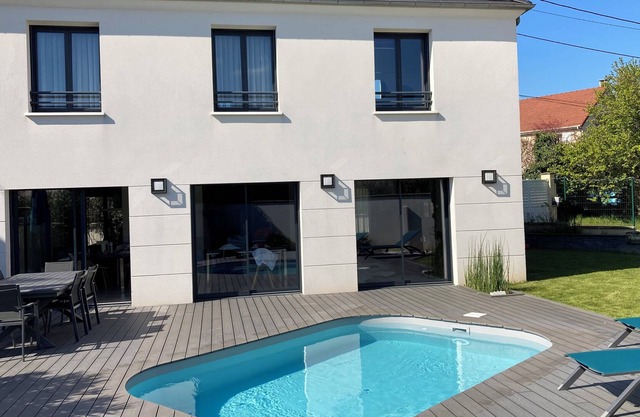 Chic 4-bedroom house in a quiet location close to the forest and Paris. Ideal for families.