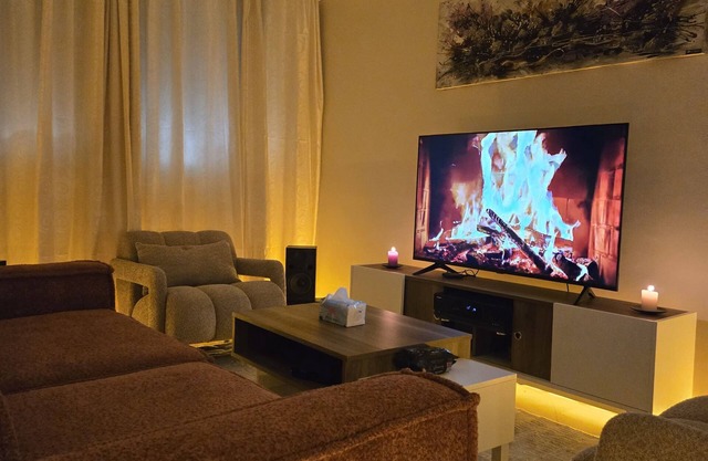 Chic, Calm & Cozy Apart. Free Parking available secured residence mins frm beach