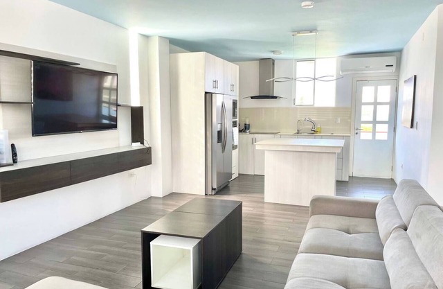 Chic City Gateway: Spacious modern apartment in the Heart of Puerto Ayora