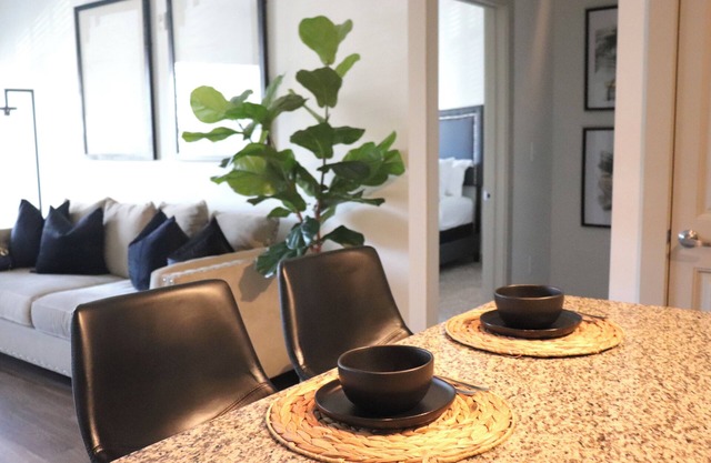 CHIC/CLEAN & COZY APARTMENT w/Free parking/Free wifi/Free Netflix