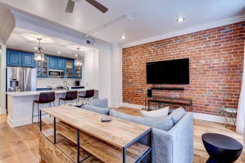 Chic Condo Near French Quarter Stay