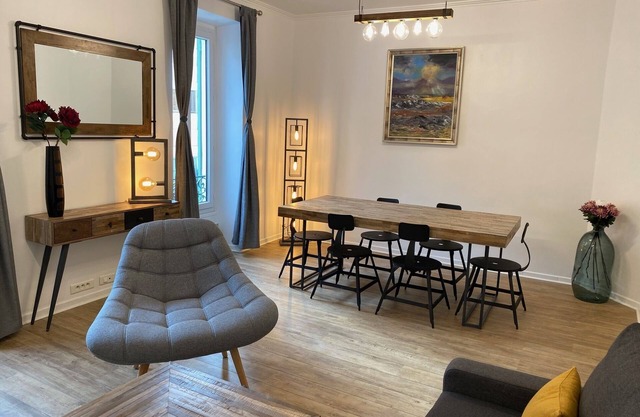 Chic & Cosy apartment close to the port & Garibaldi