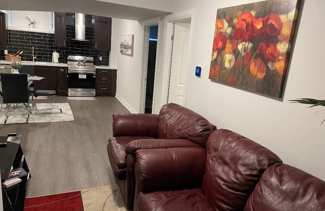 Chic & Cozy 2 Queen Bedroom Suite! Retire to a calm space after a buzzing day!