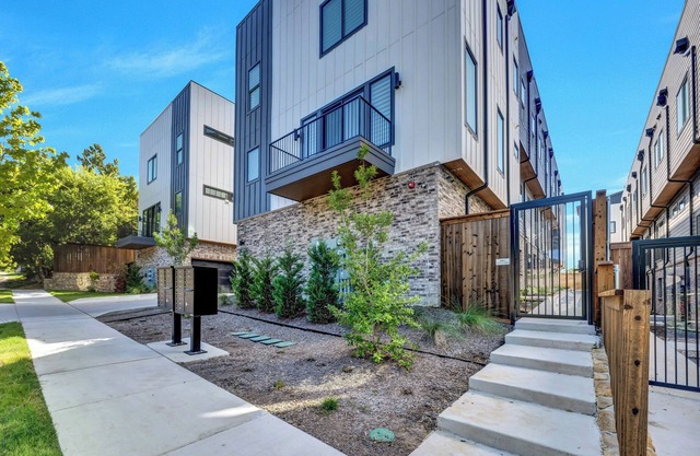 Chic Dallas 2BR w/ Rooftop & Ensuite Comfort