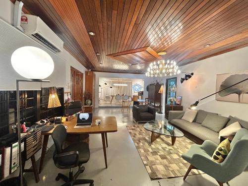 Chic Designer Room Near LRT Petaling Jaya