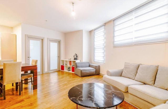 Chic Flat w Gym and Terrace 5 min to Kanyon Mall