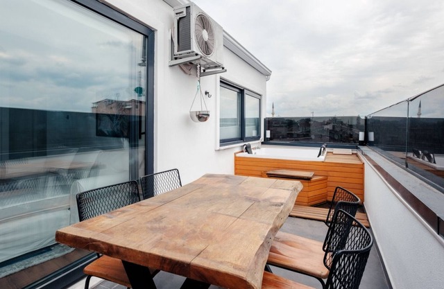 Chic Flat w Terrace, Jacuzzi 15 min to Blue Mosque