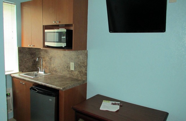 Chic hotel in awesome Hialeah with WiFi, AC Anchor #5