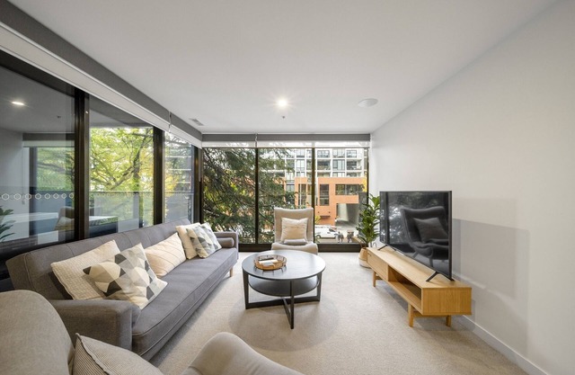 Chic Inner-City 2-Bed Abode with Pool, Gym & Sauna