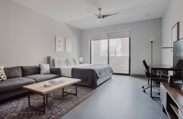 Chic Mid-Wilshire Studio w/Pool & Spa, nr Shops & Dining, by Blueground