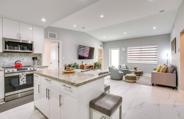 Chic North Miami House ~ 7 Mi to Hard Rock Stadium