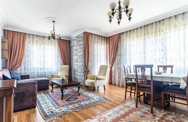 Chic Residence w Balcony 10 min to Hilltown Mall