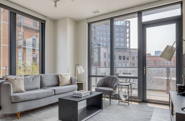Chic River West 2BR w/ Gym, Grills & Rooftop, nr I-90, by Blueground