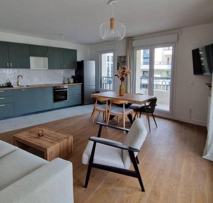 Chic & Spacious 3-Bedroom with balcony