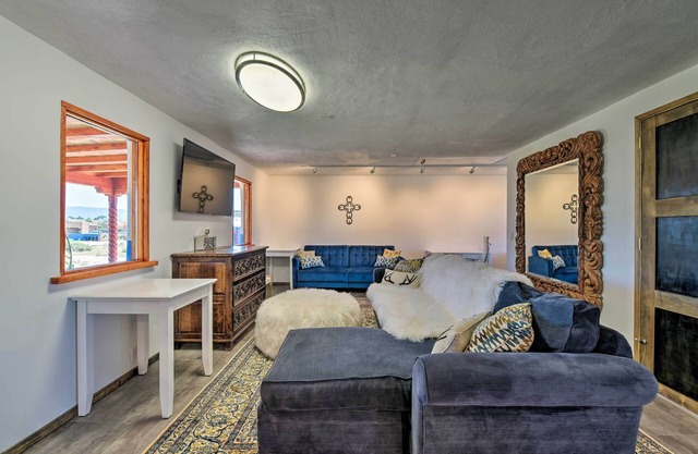 Chic Studio w/Grill - 25 Mins to Taos Ski Valley!