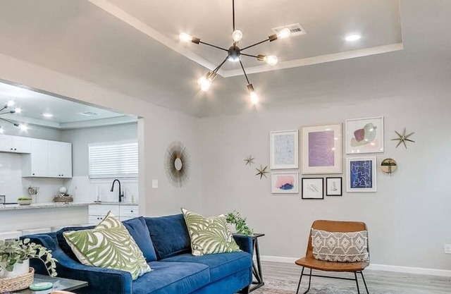 CHIC Urban Oasis: 2-Bed Gem