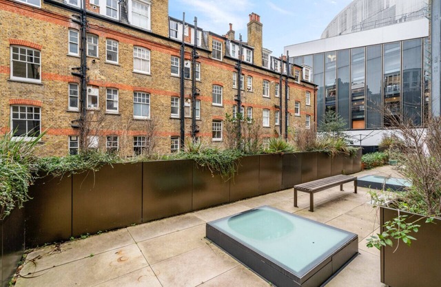 Chic Urban Retreat: 1-Bedroom Gem in Covent Garden