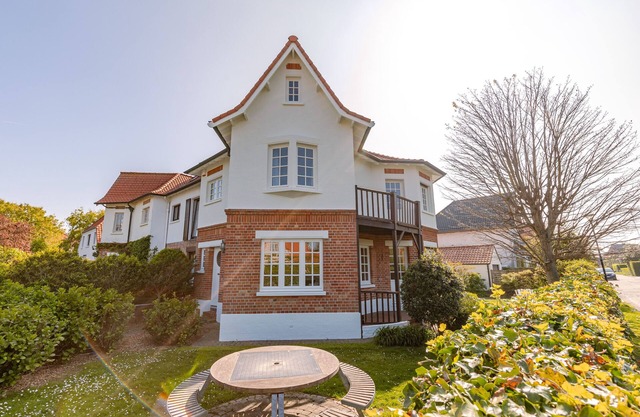 Child-friendly family house with cozy garden, just 5 minutes from the beach.