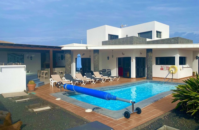 Child friendly (sleeps 8) Luxury Villa c/w Heated Pool-hottub-playroom and toys