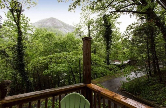 Chimney View by Carolina Properties, Walk to shops