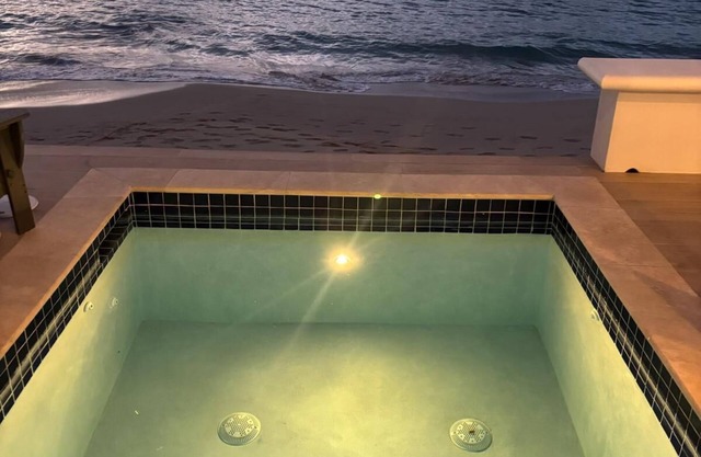 CHMADA BEACH VILLA beachfront villa w/pool, Apple Bay walk to surf & restaurants