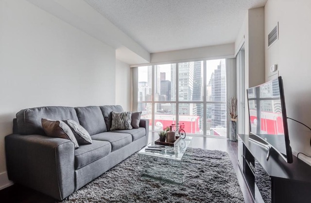 CHOL Furnished Suites Heart of Downtown Toronto, 2 Beds, Free Parking, CN Tower View