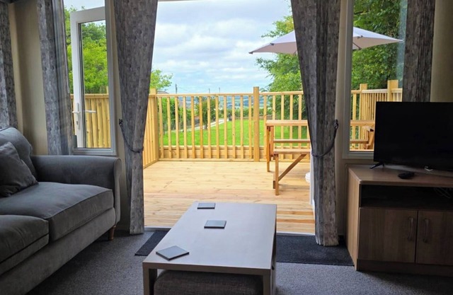 Cholwell 3-Bed Lodge, Sleeps 6, Pet Friendly