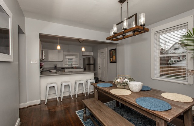 Cincy home sleeps 18!