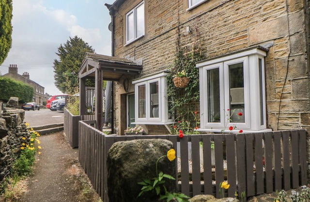 CINDERS COTTAGE, pet friendly, luxury holiday cottage in Holmfirth