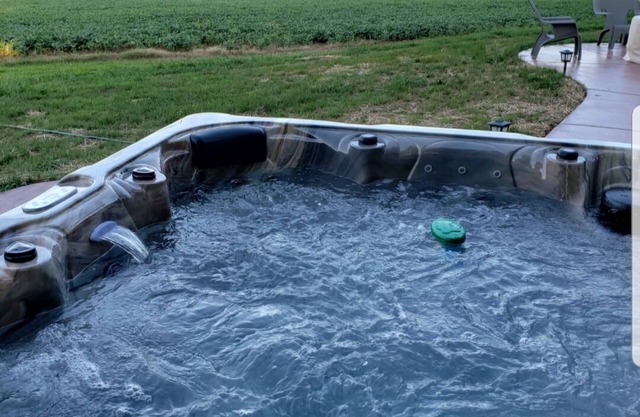 Circle E,Lake,Caverns,Sewanee &Jack Daniel’s close by with a jacuzzi waiting