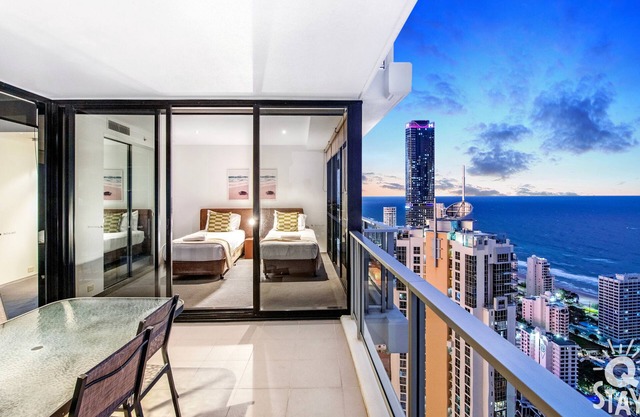 Circle on Cavill - 2 Bedroom Ocean View Unit!