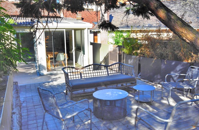 City center patio apartment 100m from the beach