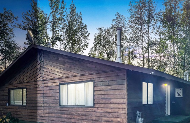 CITY CENTER: 2022 Renovated & Walkable 1/2 Duplex