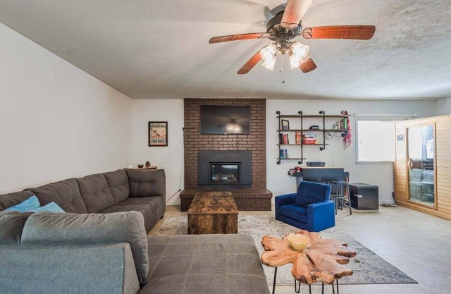City Center Charm: Pet-Friendly 1-BR with Sauna