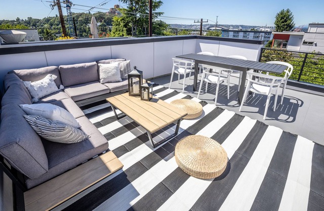 City Central | 3BR + Rooftop | 5 min DT & Stadium