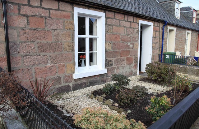 City Centre Cottage beside the River Ness