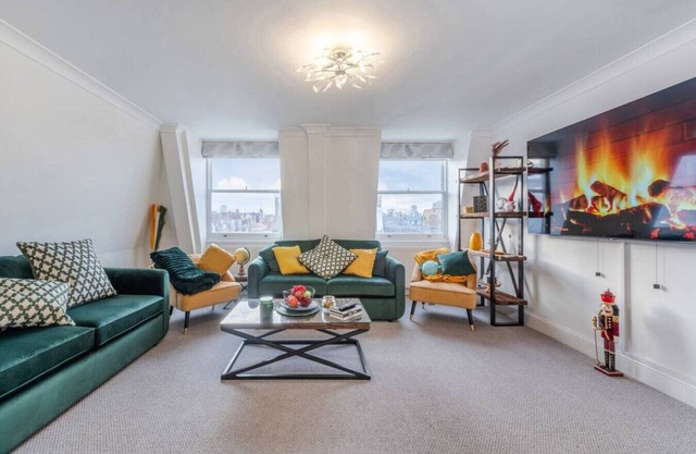 City Chic: 3 Bedroom, 3 Bathroom Luxury Living