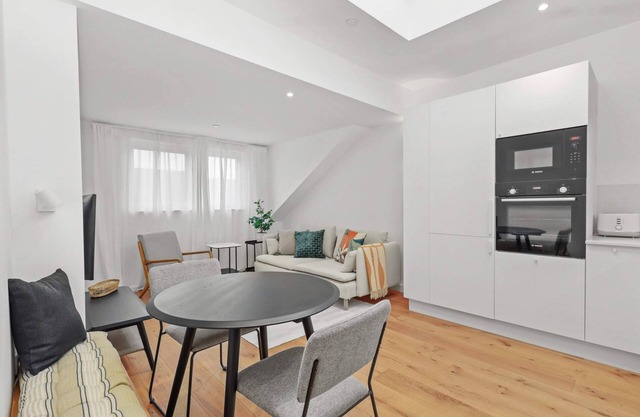 City Chic by the Coast - Stylish Apartment