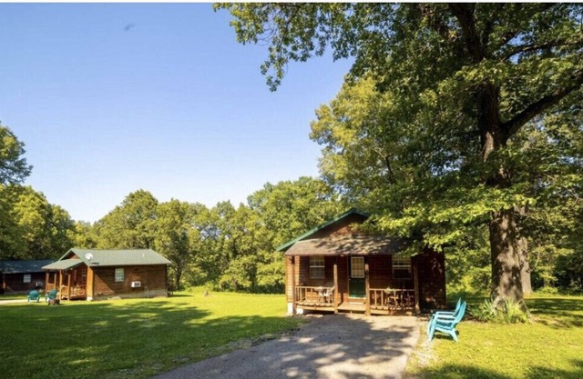 “City Close and Country Quiet” Lovely Little Cedar Cabin on 18 Acres!