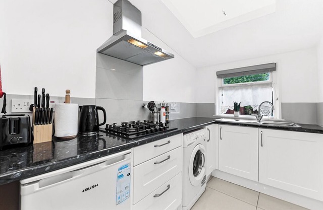 City Escape: Sleek and Comfy 3 BR House w/Garden