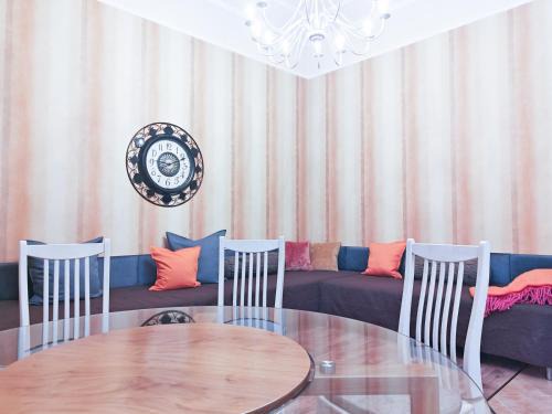 City heart, from 9,9 host, split level, free parking and bag storage