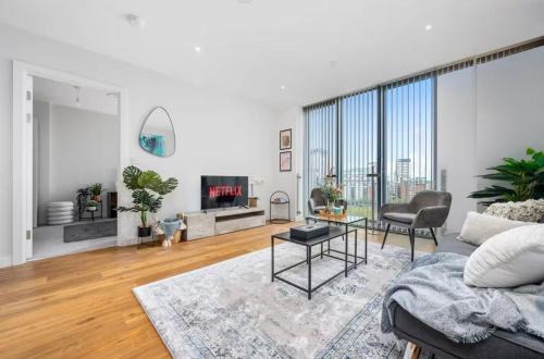 City Life & Central Views Sleeps 5 Modern & Cozy