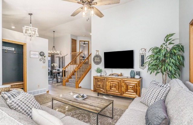 City Lodge -Beautiful 10 Person Home Near the Mall